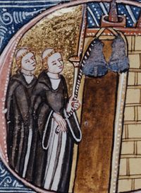 Zwei Mönche lauschen mit verklärtem Blick, während einer von Ihnen am Glockenseil zieht, dem offensichtlich wohlklingenden Zuckerhut-Glockenpaar.