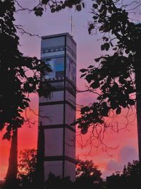 Abendstimmung am Glockenturm St. Hedwig, Karlsruhe Waldstadt, Foto: Kurt Kramer