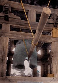Die legendäre, ca. 35 t schwere Nara-Glocke im Todaiji-Tempel, Daibutsu, gegossen 1239. Ganz ähnlich gestaltet sind die Glocken von Kyoto und Miidera, Postkarte Privat.